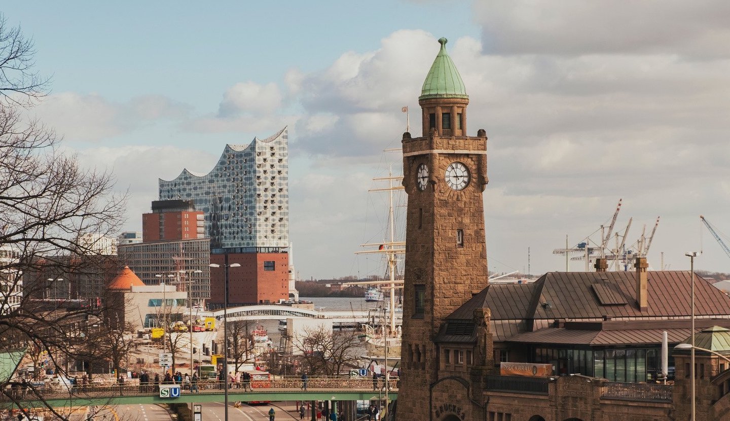 Hamburger Hafen mit Landungsbrücken und Elbphilharmonie